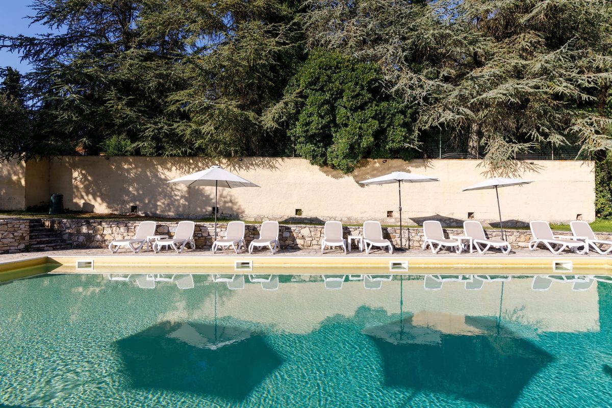 The villa pool above the vineyards