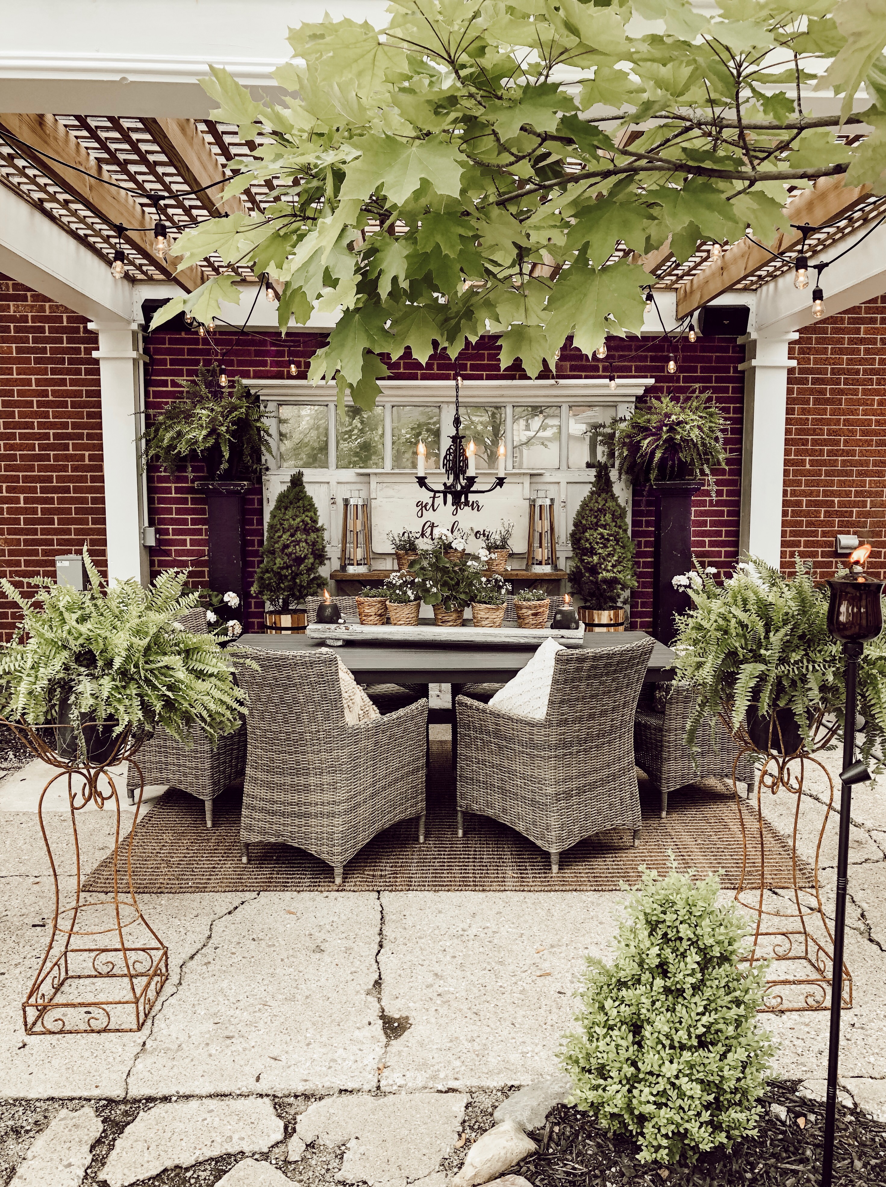 Outdoor summer decor - House on Winchester